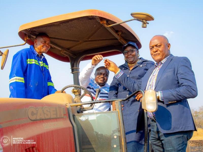 RDC : Lancement de la campagne agricole 2025-2026 – Muhindo Nzangi remet des tracteurs aux agriculteurs du Grand Katanga