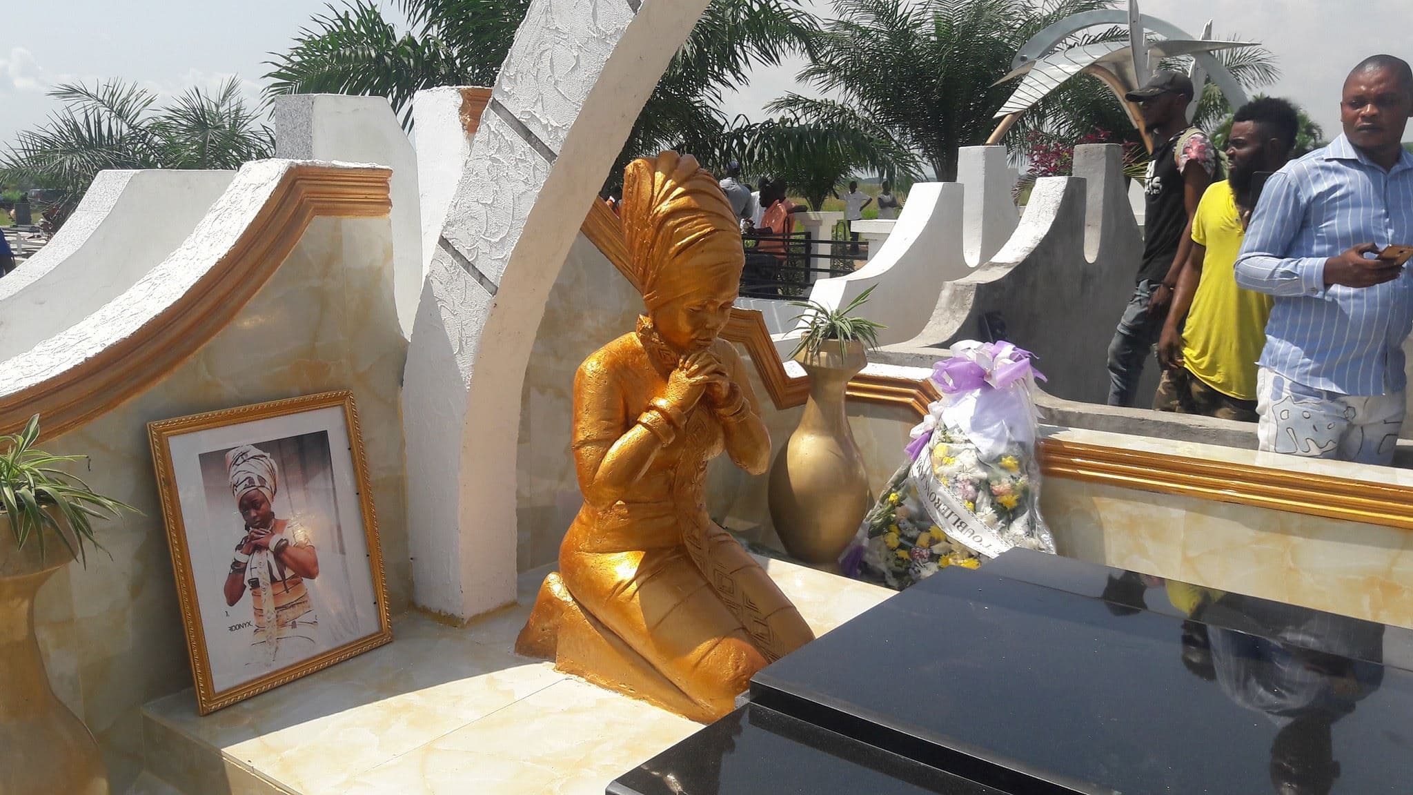 Profanation à Nécropole : la statue et les guitares de Marie Misamu volées sur sa tombe