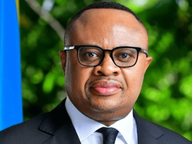 Main tendue de Tshisekedi à Kagame : Claudel Lubaya fustige un « maître en incohérences politiques et ambiguïtés diplomatiques »