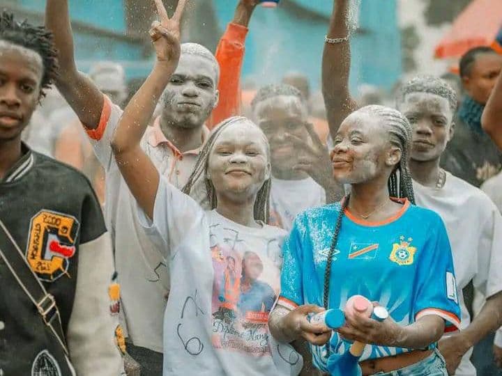 Des finalistes consultent les résultats de l'Examen d'État 2026 en République démocratique du Congo.