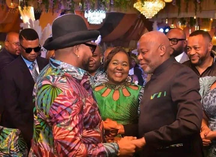 Mariage de Daïda Mpiana : l’accolade entre JB Mpiana et Vital Kamerhe fait réagir